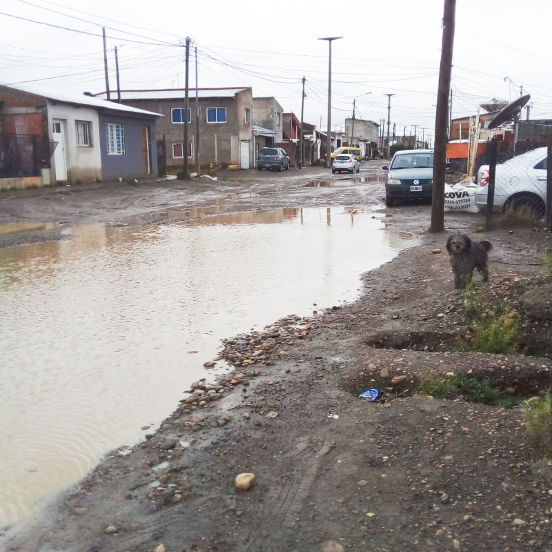 La falta de asfaltado en el barrio “José Font” dificulta la circulación de los vecinos.