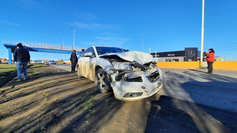 El Chevrolet no frenó y presentó importantes daños en el frente. 