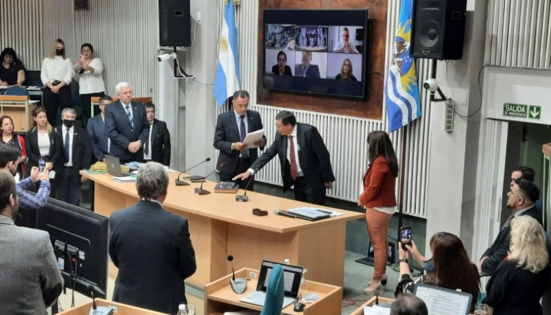 Favio René Oyarzún asumió en la Legislatura (foto U.R.)