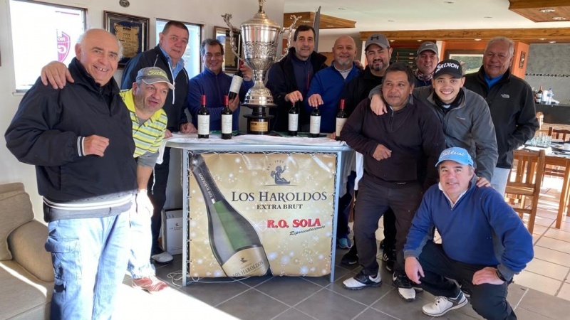 Los golfistas siguen disfrutando del juego y del tercer tiempo.