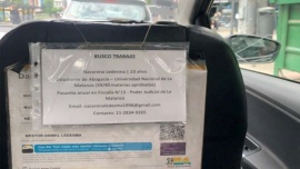 Un taxista puso el currículum de su hija en el auto, se hizo viral y le consiguió varias ofertas de trabajo