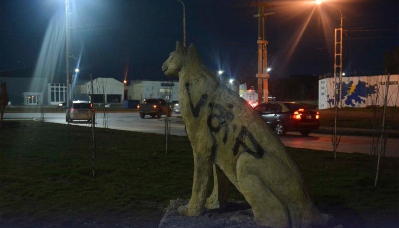 Monumento a la fauna vandalizado. 