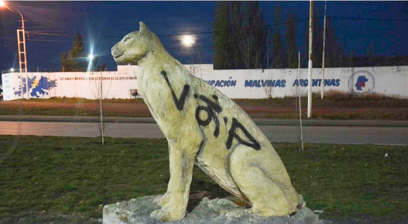 Vandalizaron una de las estatuas de animales autóctonos que se encuentran en la Avda. Asturias.