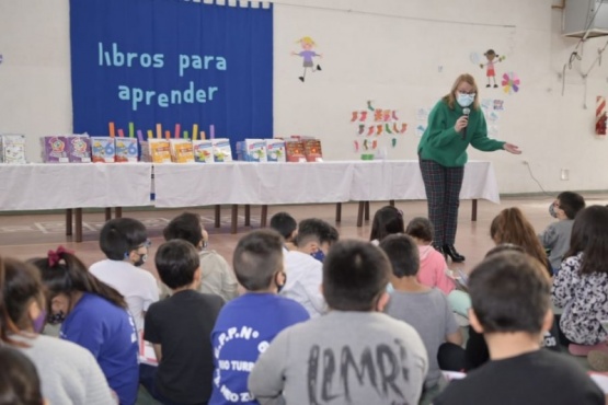 Alicia Kirchner participó en la entrega de libros en la EPP N°60 de Río Turbio