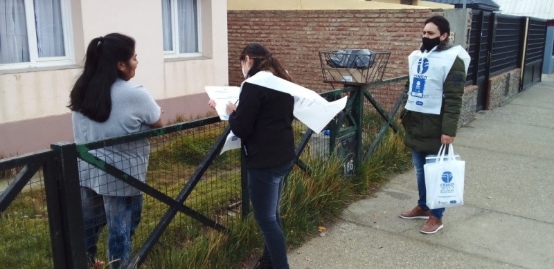 Censistas recorriendo las calles de Río Gallegos. (Foto: J.C.C.)