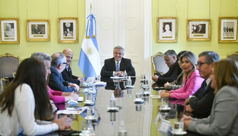 Alberto Fernández junto al Parlamento Patagónico. 