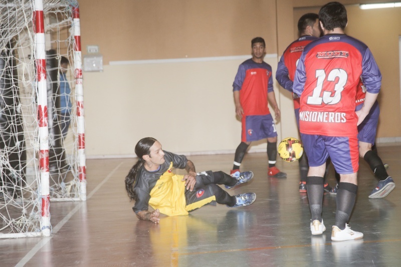 Misioneros ganó y acortó diferencias con el líder. 