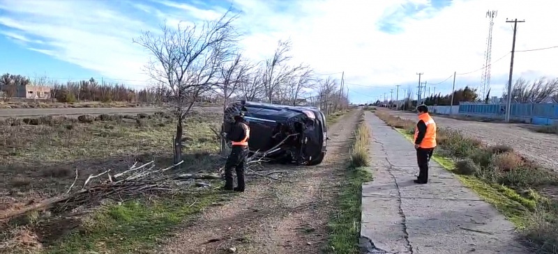 El auto terminó volcado sobre su lateral izquierdo. 