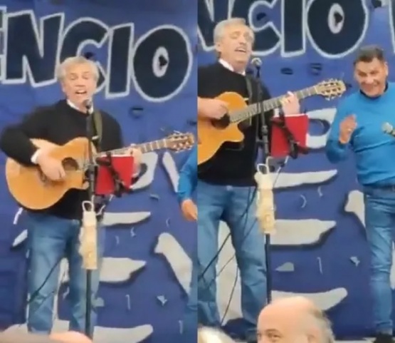 Alberto Fernández tocando la guitarra.