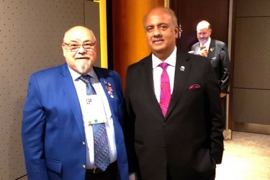 Daniel Hoyos junto al presidente del Rotary Internacional, Shekhar Metha. 