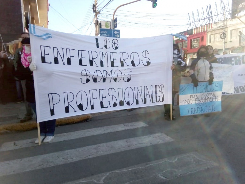 Enfermeros reclamaron en el izamiento dominical de Río Gallegos. 