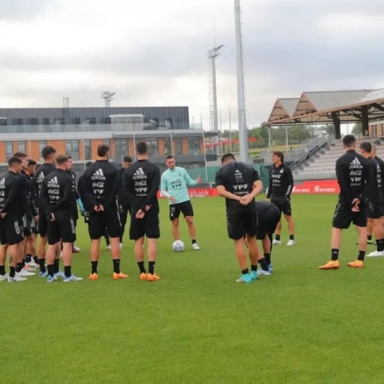 Dibu Martínez y Paredes desafectados para el amistoso de la Selección ante Estonia