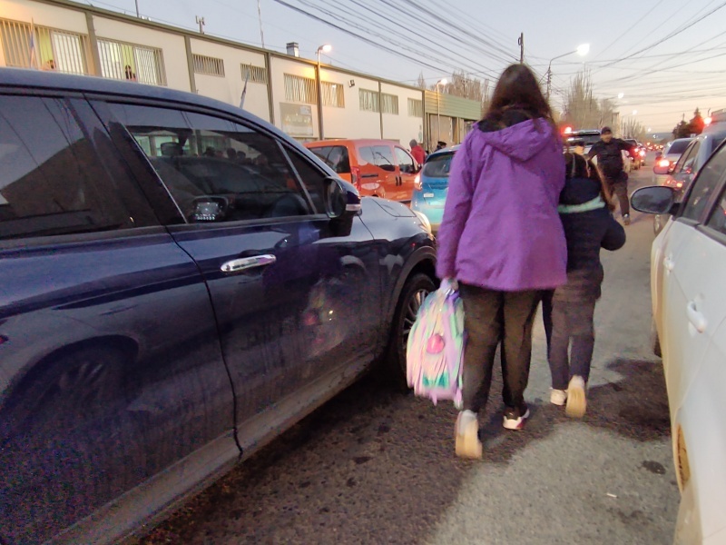 Caos afuera de las escuelas 