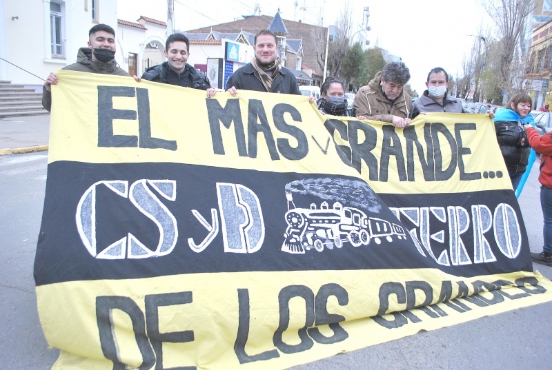 La Comisión Directiva sigue juntando firmas para pedir el césped artificial (Fotos JC Cattaneo)