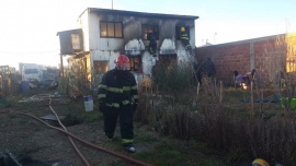 Voraz incendio consumió una vivienda en el barrio Ayres Argentinos