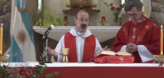 Padre Balsa junto al Obispo García Cuerva, en el oficio de la misa este domingo. 