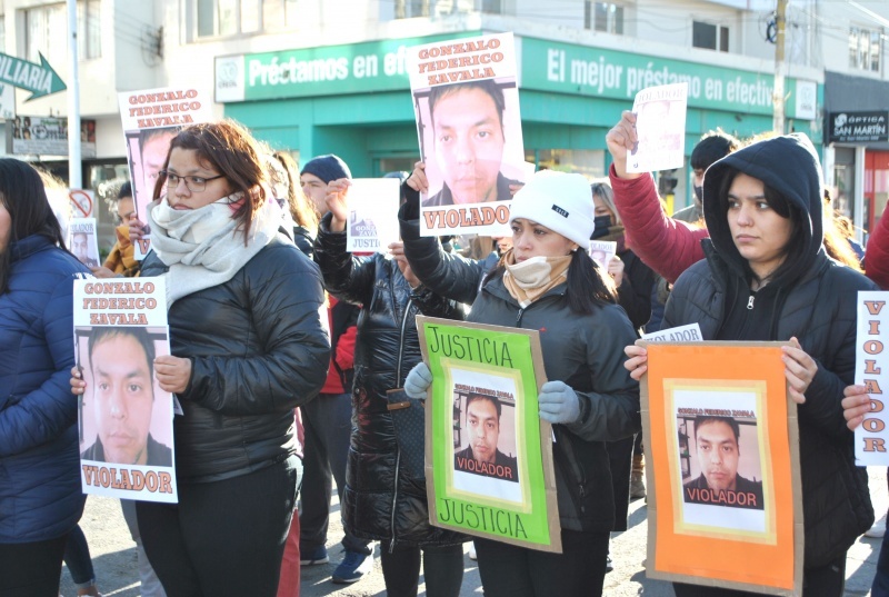 Marchas pidiendo justicia en el izamiento dominical. (Foto: J.C.C.)