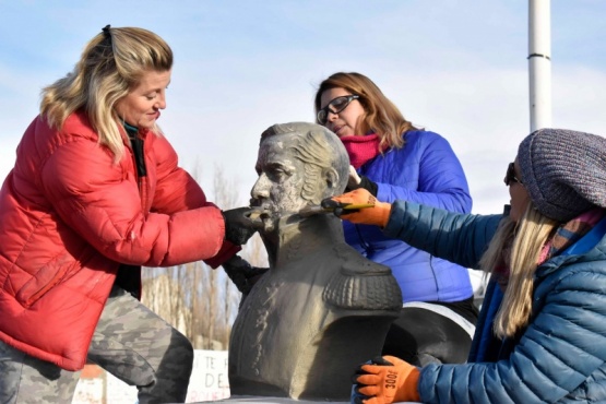 Realizan limpieza y conservación del busto de Manuel Belgrano