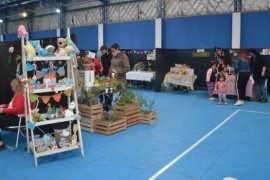 Feria de artesanos y productores en el Lucho Fernández