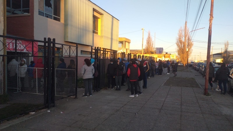 Personas haciendo la fila para tener su entrada.