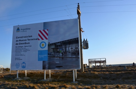 Cartel que anuncia la obra de la nueva Terminal de Ómnibus (fotos C. Robledo)