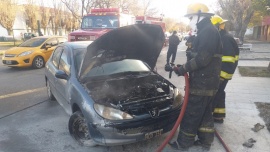 Sábado complicado: incendio sobre vehículo y otro choque