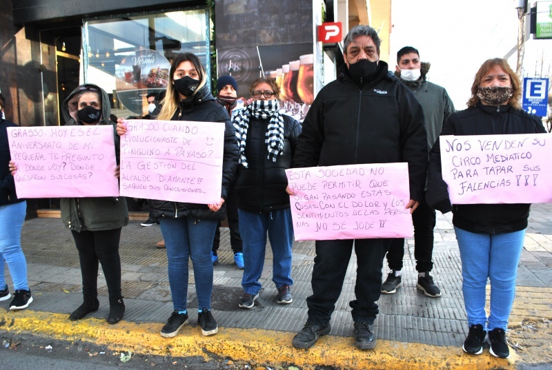 Las familias se manifestaron en el izamiento dominical (fotos JC Cattaneo) 