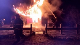 El Hoyo: incendiaron una comisaría y un grupo mapuche se adjudicó el ataque