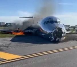 Un avión con 126 pasajeros chocó y se incendió