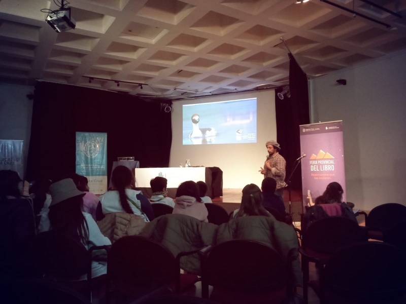 : Pablo Hernández disertó una charla sobre el Macá Tobiano en la Feria Provincial del Libro.
