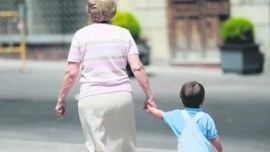 La abuela que quiere cobrarle a su hija para cuidar a su nieto: "No soy una guardería"