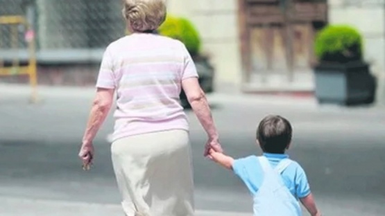 La abuela que quiere cobrarle a su hija para cuidar a su nieto: 