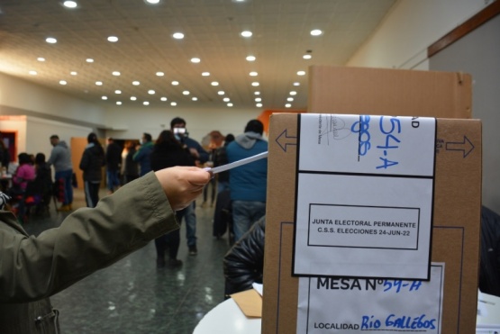 Los afiliados realizan su voto en la CSS. (Foto: C. Robledo)