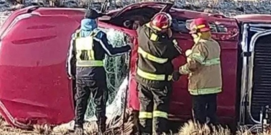 Bomberos en el vuelco.