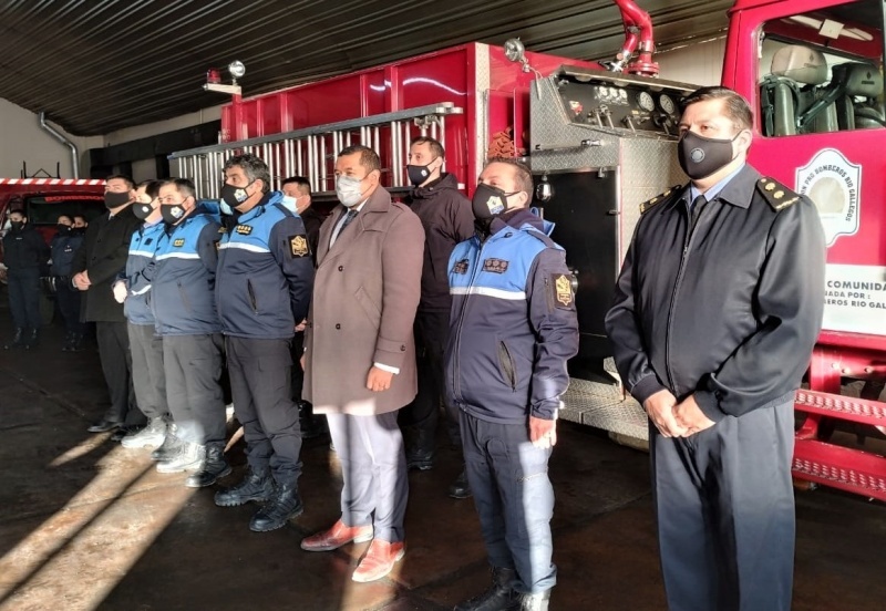  Bomberos de Río Gallegos recibieron materiales para los cuarteles. 