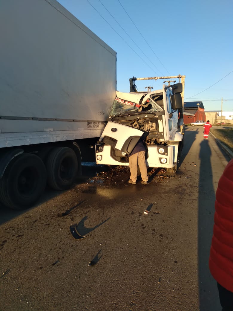  El camión volquete impactó con el camión del lado derecho. 
