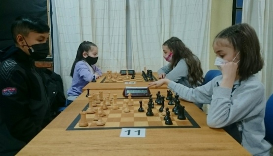 Los niños y niñas se animan al ajedrez. 