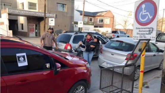 Estacionó en un lugar reservado para discapacitados y le dejaron un mensaje ejemplificador