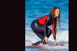 Shakira se “vengó” de Gerard Piqué y se mostró acompañada de un instructor de surf