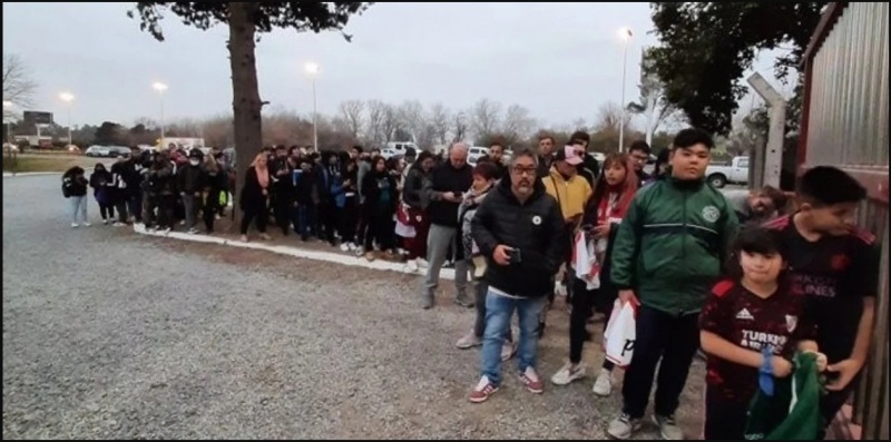 Hinchas de River se acercaron  al Camp de Ezeiza para ver a Julián.