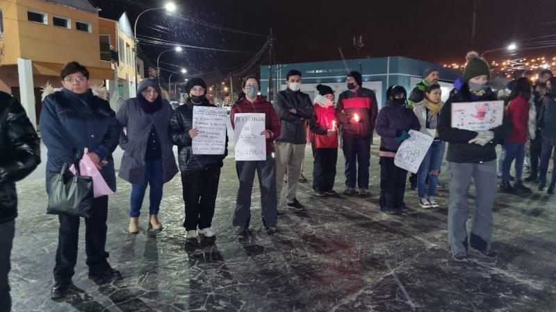 La marcha se dirigió a la Comisaría de Río Turbio. (Foto: Yanina Ramos)