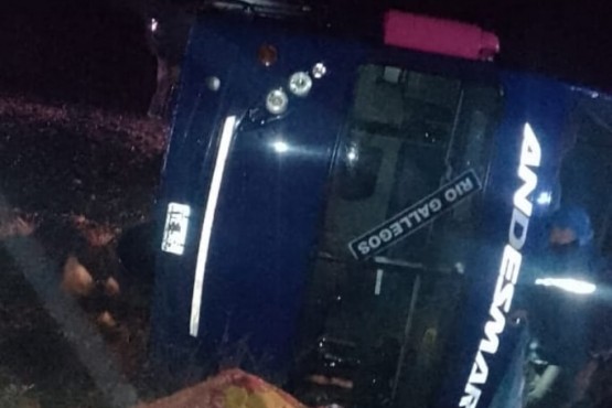 Un colectivo que viajaba a Río Gallegos chocó y volcó en la ruta 3