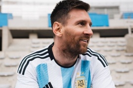 Lionel Messi lució la nueva camiseta de la selección argentina