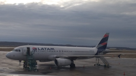 Vuelo a Malvinas: Llegó el avión con 9 pasajeros chilenos y no sube nadie en Río Gallegos