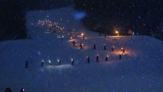 Emoción y color en la bajada de antorchas por la Fiesta del Invierno en Ushuaia