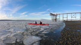 La ría congelada: la asociación I Yenu Jono navegó sobre el hielo