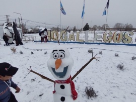 Olaf invita a celebrar la nieve de Río Gallegos