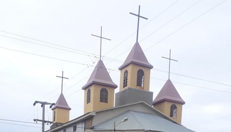 El tráiler está ubicado en el predio de la Iglesia. 