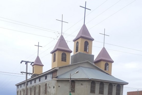 El tráiler está ubicado en el predio de la Iglesia. 