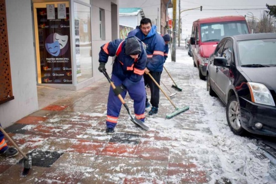 Municipio despejó hielo y limpió veredas